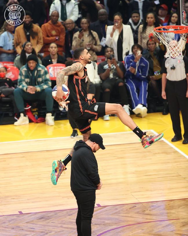 与此