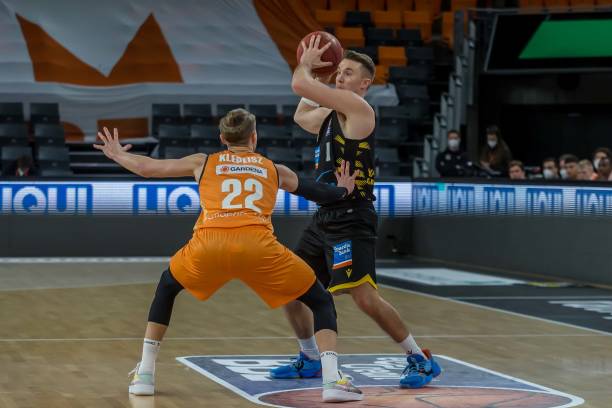 都牵动着球 都牵动着球